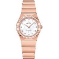 Réplique Montre Omega Constellation Manhattan Quartz 25 mm avec cadran en nacre et diamant en or rose pour femme 131.55.25.60.55.001