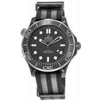 Réplique Montre pour homme Omega Seamaster Diver 300 M en céramique avec cadran noir et bracelet en tissu 210.92.44.20.01.002