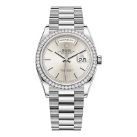 Réplique Montre Rolex Day-Date en or blanc et cadran argenté pour femme avec lunette en diamant M128349RBR-0001