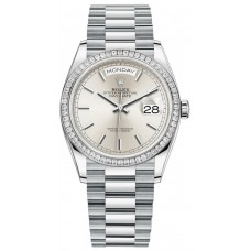 Réplique Montre Rolex Day-Date pour femme avec cadran argenté et platine et lunette en diamant M128396TBR-0004