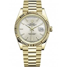 Réplique Montre pour homme Rolex Day-Date 40 en or jaune 18 carats et cadran diagonal en argent M228238-0008