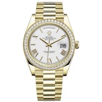 Réplique Montre pour homme Rolex Day-Date 40 en or jaune 18 carats avec cadran blanc et lunette en diamant M228348RBR-0034