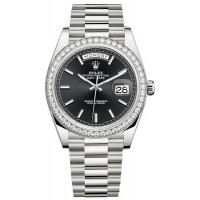 Réplique Montre pour homme Rolex Day-Date 40 en or blanc 18 carats avec cadran noir et lunette en diamant M228349RBR-0002