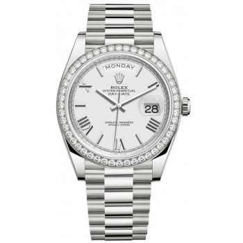 Réplique Montre pour homme Rolex Day-Date 40 en or blanc 18 carats avec cadran blanc et lunette en diamant M228349RBR-0039