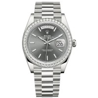 Réplique Montre pour homme Rolex Day-Date 40 en or blanc 18 carats avec cadran en ardoise et lunette en diamant M228349RBR-0041