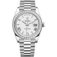 Réplique Montre pour homme Rolex Day-Date 40 avec cadran blanc platine et lunette en diamant M228396TBR-0018